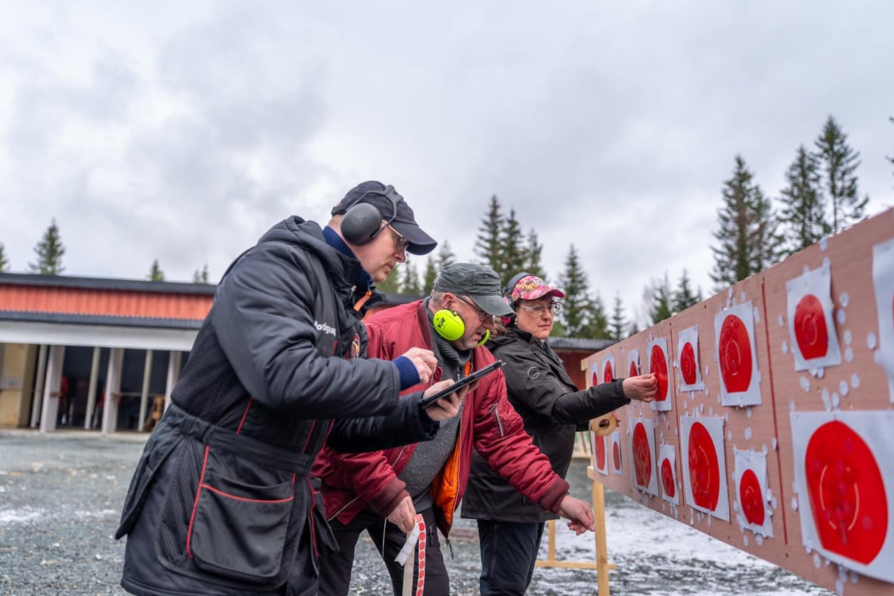 Klistring av skivene og telling av poeng
